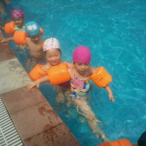 cathyhky：NUNU学游泳